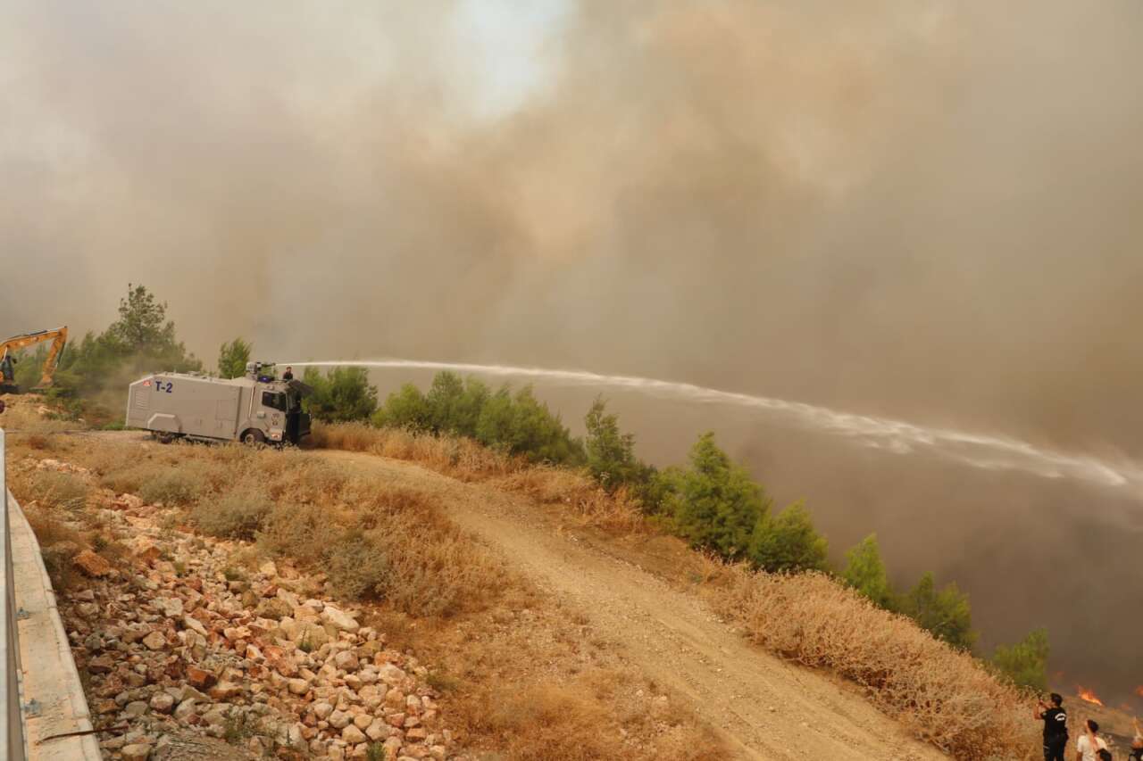 TOMA'lar Alevlerle Savaşıyor: Seydikemer'deki Orman Yangınında Polis ve Jandarma Araçları da Seferber Oldu 2